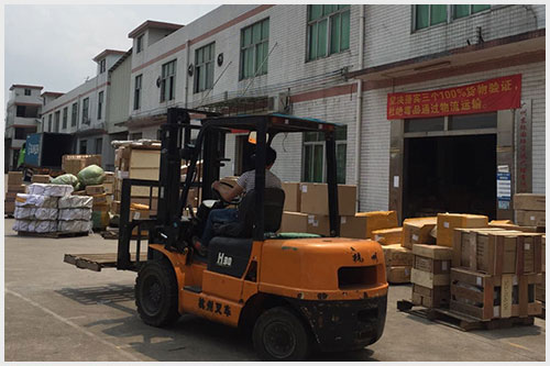 東際國際員工正在搬運貨物