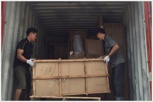 東際國際員工正在給貨物進行裝車